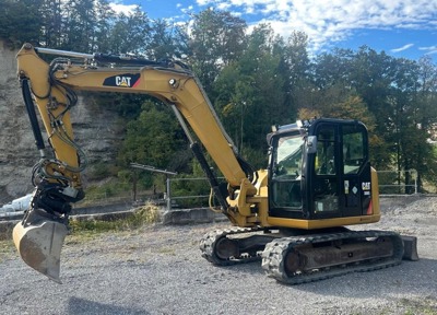 CAT Bagger 8 Tonnen Powertilt + OilQuick