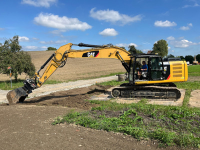 Bagger Caterpillar 323E mit OQ80 (exkl. Löffel)